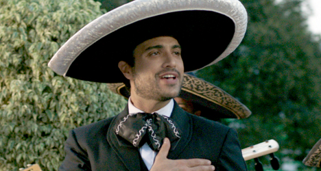 Jaime Camil – Pulling Strings